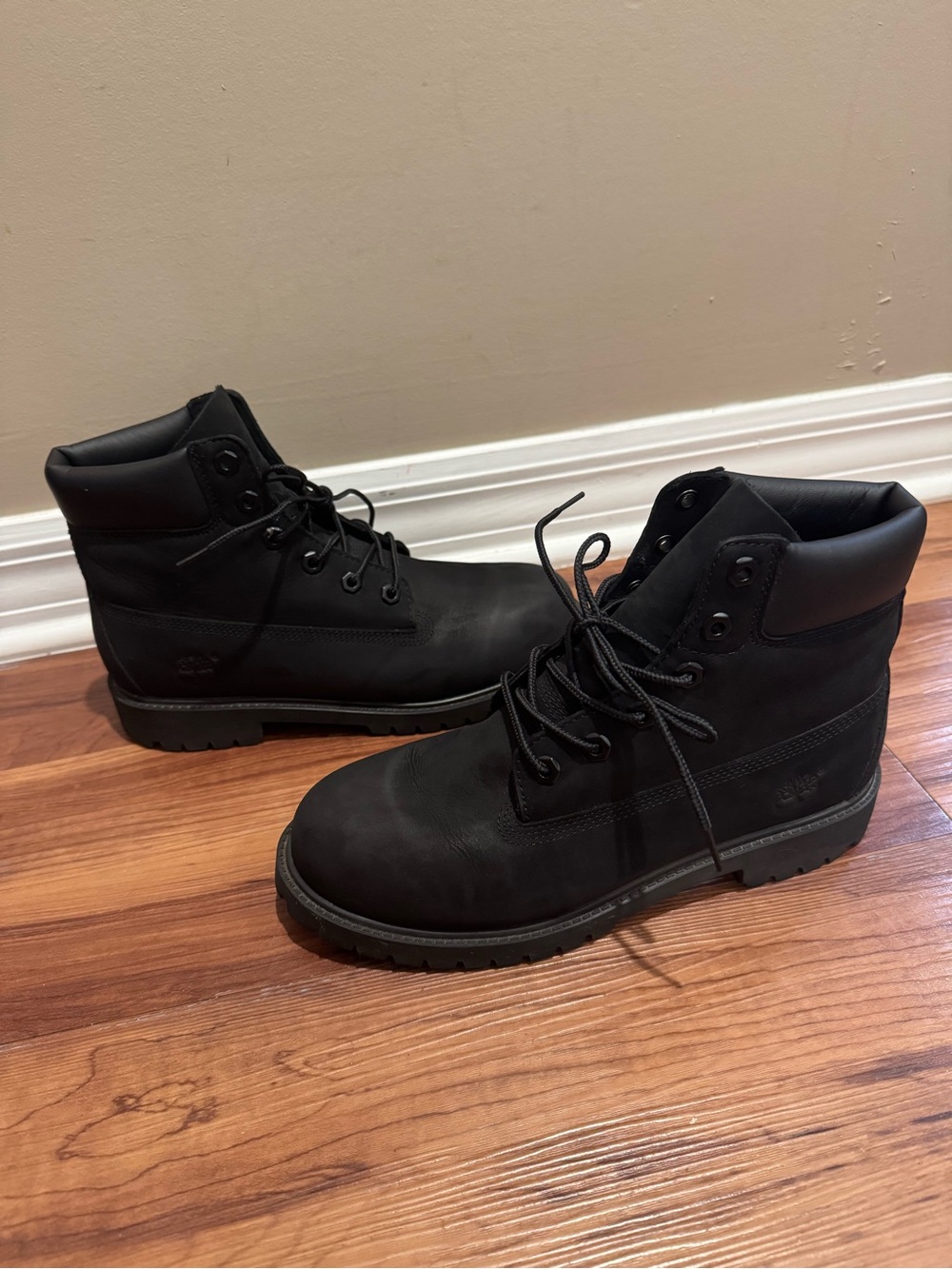 Timblerands sz 7 Men's / women’s 8.5 Black Leather Boots